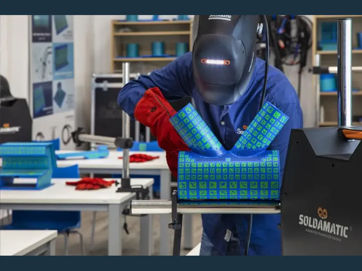 Escena de uso del simulador Soldamatic en un entorno de formación